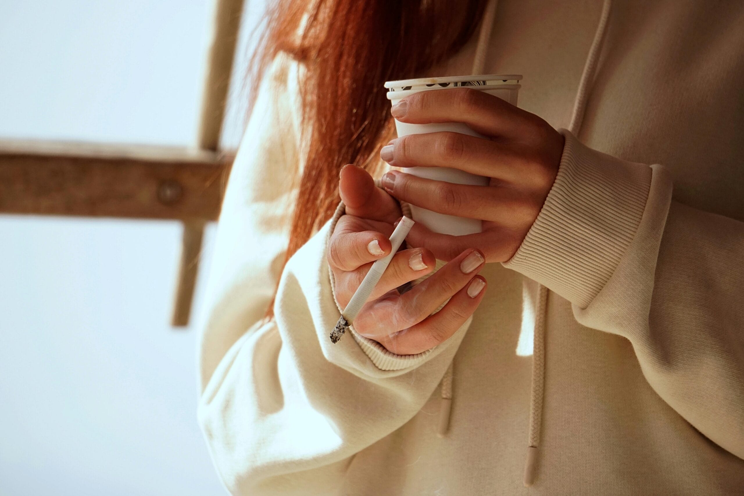 Femeie contemplativă într-un peisaj liniștit, simbolizând eliberarea gândurilor toxice prin detox emoțional